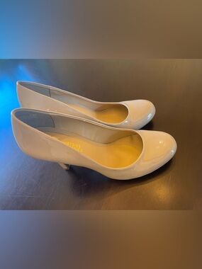 Mootsies Tootsies Nude Patent Leather Mid-Heel Pumps